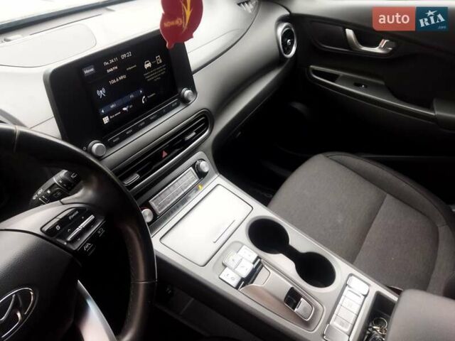 Серый Хендай Kona, объемом двигателя 0 л и пробегом 30 тыс. км за 15999 $, фото 20 на Automoto.ua