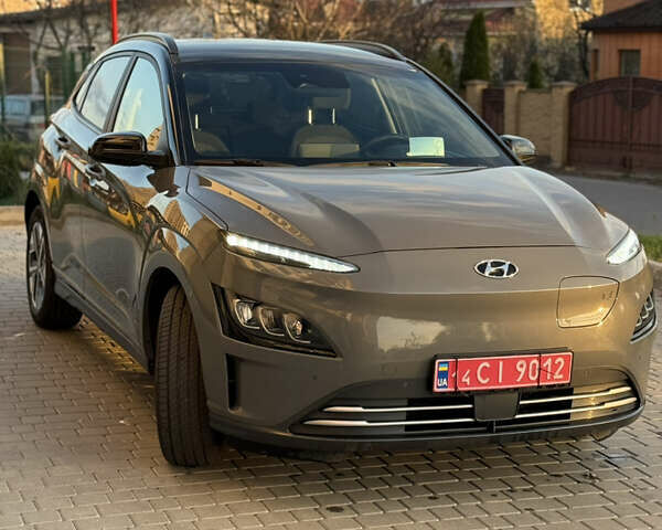 Серый Хендай Kona, объемом двигателя 0 л и пробегом 42 тыс. км за 17900 $, фото 1 на Automoto.ua