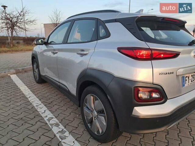 Серый Хендай Kona, объемом двигателя 0 л и пробегом 98 тыс. км за 19373 $, фото 2 на Automoto.ua
