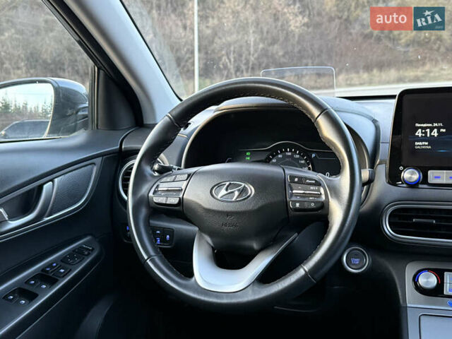 Серый Хендай Kona, объемом двигателя 0 л и пробегом 71 тыс. км за 17999 $, фото 2 на Automoto.ua