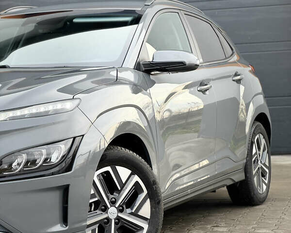 Серый Хендай Kona, объемом двигателя 0 л и пробегом 40 тыс. км за 15999 $, фото 5 на Automoto.ua