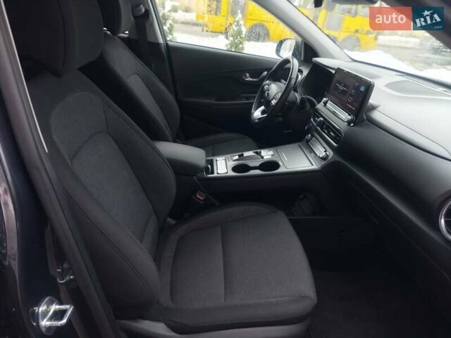 Серый Хендай Kona, объемом двигателя 0 л и пробегом 50 тыс. км за 17650 $, фото 58 на Automoto.ua