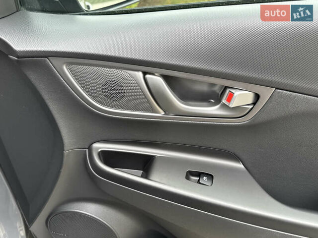 Серый Хендай Kona, объемом двигателя 0 л и пробегом 82 тыс. км за 17888 $, фото 73 на Automoto.ua