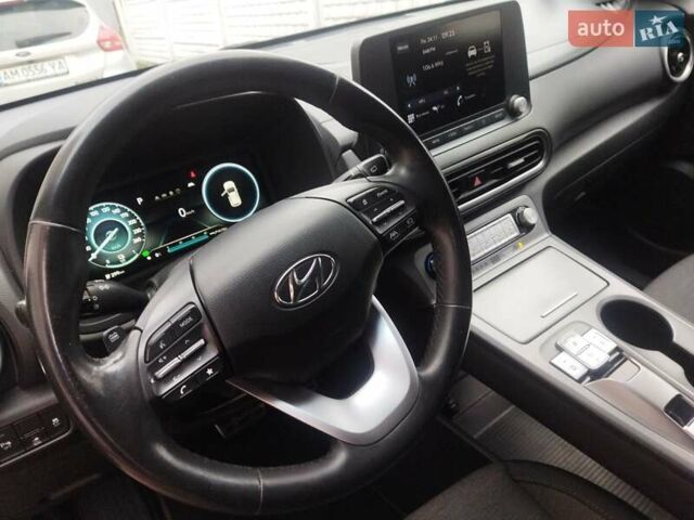 Серый Хендай Kona, объемом двигателя 0 л и пробегом 30 тыс. км за 15999 $, фото 2 на Automoto.ua