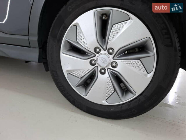 Серый Хендай Kona, объемом двигателя 0 л и пробегом 72 тыс. км за 16300 $, фото 8 на Automoto.ua