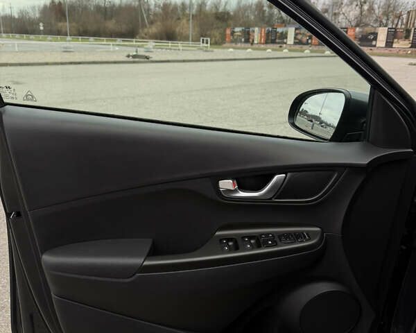 Серый Хендай Kona, объемом двигателя 0 л и пробегом 39 тыс. км за 16999 $, фото 21 на Automoto.ua