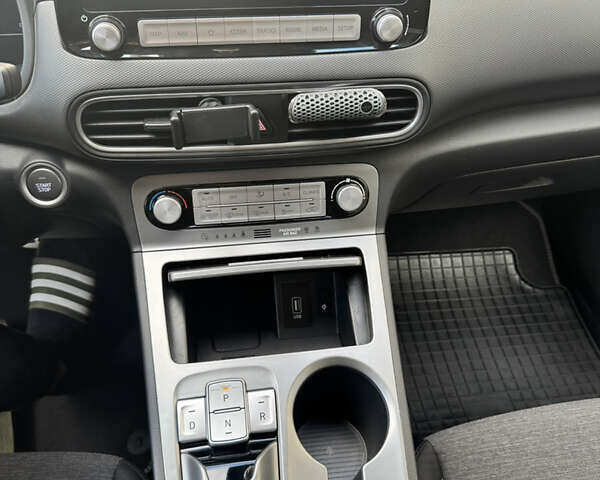 Сірий Хендай Kona, об'ємом двигуна 0 л та пробігом 19 тис. км за 17400 $, фото 29 на Automoto.ua