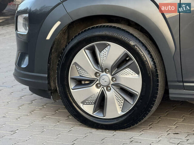 Серый Хендай Kona, объемом двигателя 0 л и пробегом 71 тыс. км за 17999 $, фото 14 на Automoto.ua