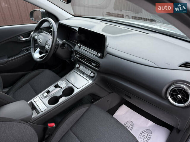 Сірий Хендай Kona, об'ємом двигуна 0 л та пробігом 88 тис. км за 17600 $, фото 12 на Automoto.ua