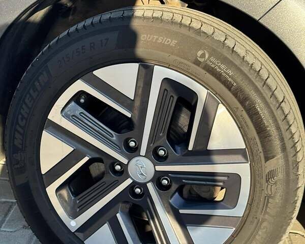 Серый Хендай Kona, объемом двигателя 0 л и пробегом 51 тыс. км за 16999 $, фото 14 на Automoto.ua