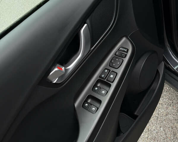 Серый Хендай Kona, объемом двигателя 0 л и пробегом 39 тыс. км за 16999 $, фото 22 на Automoto.ua