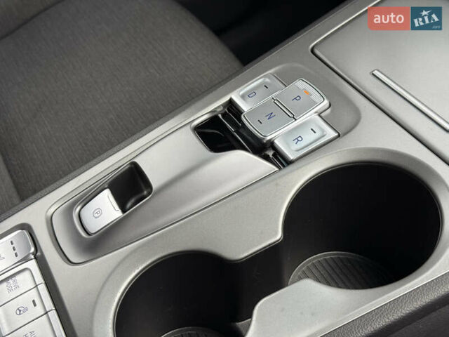 Серый Хендай Kona, объемом двигателя 0 л и пробегом 56 тыс. км за 17299 $, фото 41 на Automoto.ua