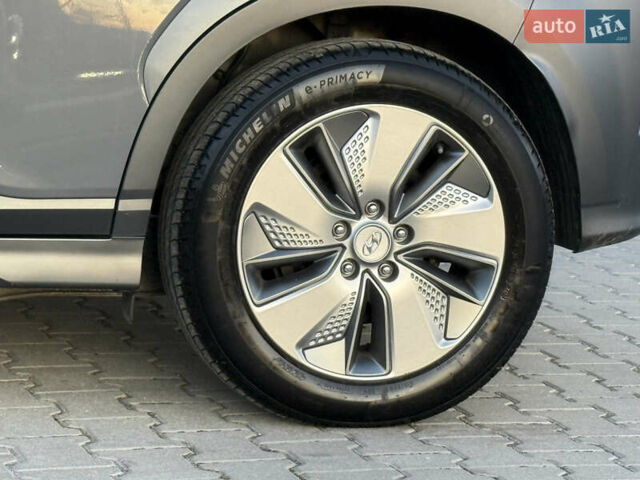 Сірий Хендай Kona, об'ємом двигуна 0 л та пробігом 63 тис. км за 18900 $, фото 13 на Automoto.ua