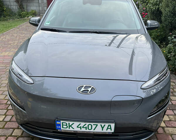 Серый Хендай Kona, объемом двигателя 0 л и пробегом 74 тыс. км за 18100 $, фото 5 на Automoto.ua
