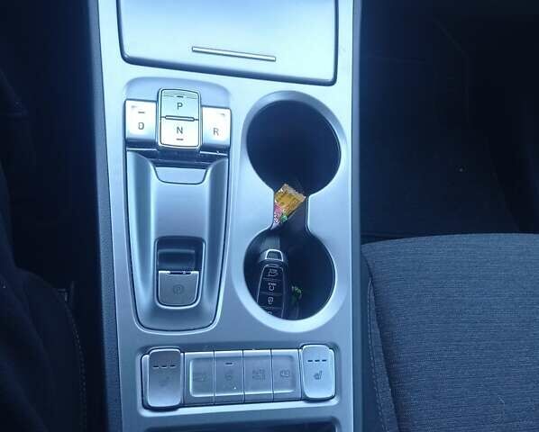 Серый Хендай Kona, объемом двигателя 0 л и пробегом 75 тыс. км за 17435 $, фото 24 на Automoto.ua