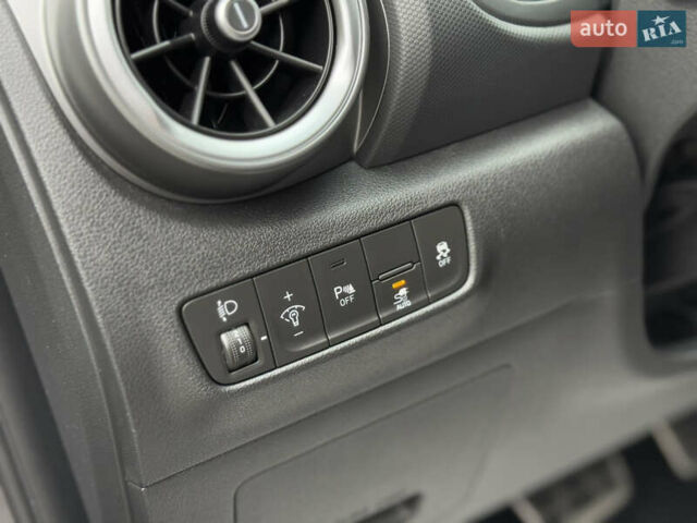 Серый Хендай Kona, объемом двигателя 0 л и пробегом 52 тыс. км за 17299 $, фото 56 на Automoto.ua