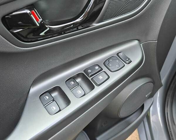 Серый Хендай Kona, объемом двигателя 1.6 л и пробегом 50 тыс. км за 16900 $, фото 10 на Automoto.ua