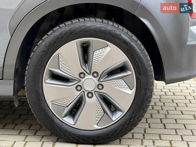 Серый Хендай Kona, объемом двигателя 0 л и пробегом 82 тыс. км за 17888 $, фото 29 на Automoto.ua