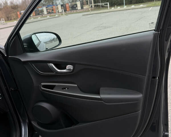 Серый Хендай Kona, объемом двигателя 0 л и пробегом 39 тыс. км за 16999 $, фото 32 на Automoto.ua