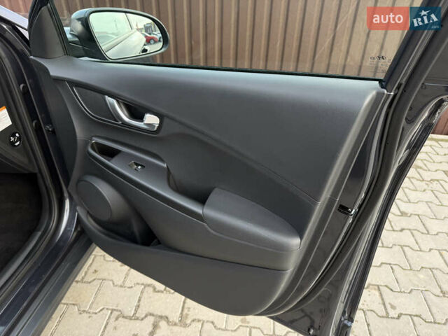 Серый Хендай Kona, объемом двигателя 0 л и пробегом 41 тыс. км за 18000 $, фото 32 на Automoto.ua