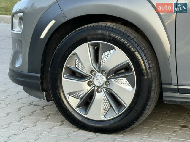 Сірий Хендай Kona, об'ємом двигуна 0 л та пробігом 63 тис. км за 18900 $, фото 12 на Automoto.ua