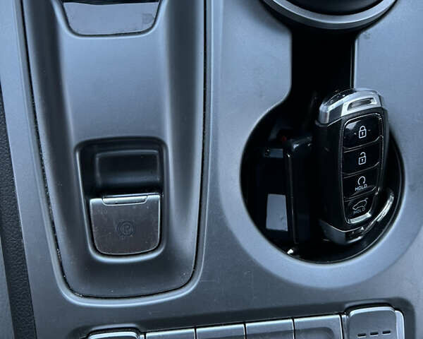 Серый Хендай Kona, объемом двигателя 0 л и пробегом 74 тыс. км за 18100 $, фото 18 на Automoto.ua