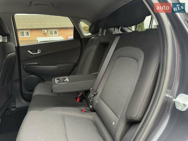 Серый Хендай Kona, объемом двигателя 0 л и пробегом 56 тыс. км за 17299 $, фото 50 на Automoto.ua
