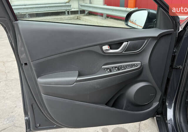 Серый Хендай Kona, объемом двигателя 0 л и пробегом 50 тыс. км за 18500 $, фото 17 на Automoto.ua