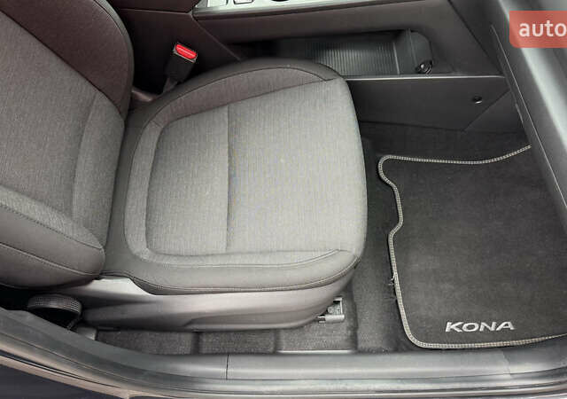 Серый Хендай Kona, объемом двигателя 0 л и пробегом 50 тыс. км за 18500 $, фото 56 на Automoto.ua