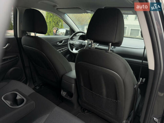 Серый Хендай Kona, объемом двигателя 0 л и пробегом 56 тыс. км за 17299 $, фото 52 на Automoto.ua
