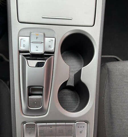 Серый Хендай Kona, объемом двигателя 0 л и пробегом 50 тыс. км за 18500 $, фото 36 на Automoto.ua