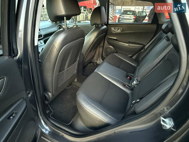 Серый Хендай Kona, объемом двигателя 0 л и пробегом 71 тыс. км за 17999 $, фото 20 на Automoto.ua