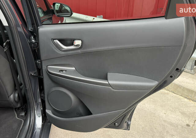 Серый Хендай Kona, объемом двигателя 0 л и пробегом 50 тыс. км за 18500 $, фото 48 на Automoto.ua