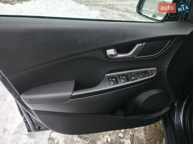 Серый Хендай Kona, объемом двигателя 0 л и пробегом 50 тыс. км за 17650 $, фото 49 на Automoto.ua