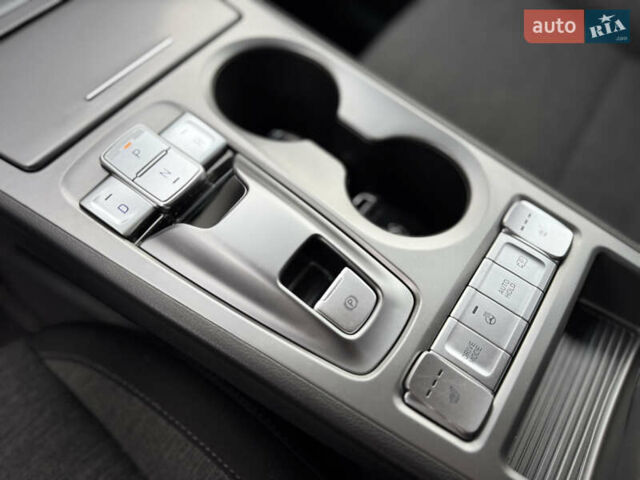 Серый Хендай Kona, объемом двигателя 0 л и пробегом 40 тыс. км за 15999 $, фото 30 на Automoto.ua