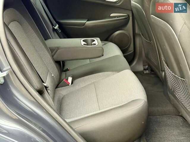 Сірий Хендай Kona, об'ємом двигуна 0 л та пробігом 44 тис. км за 16999 $, фото 23 на Automoto.ua