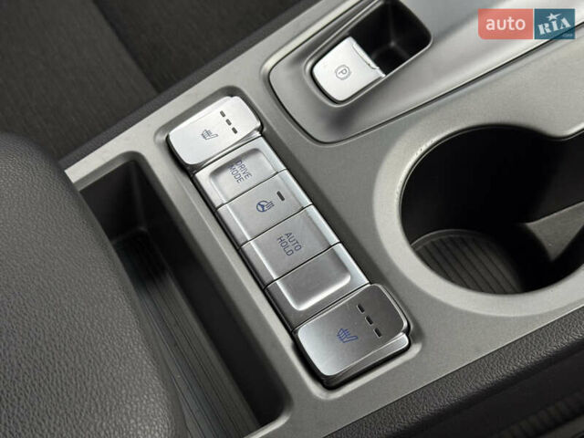 Серый Хендай Kona, объемом двигателя 0 л и пробегом 56 тыс. км за 17299 $, фото 40 на Automoto.ua