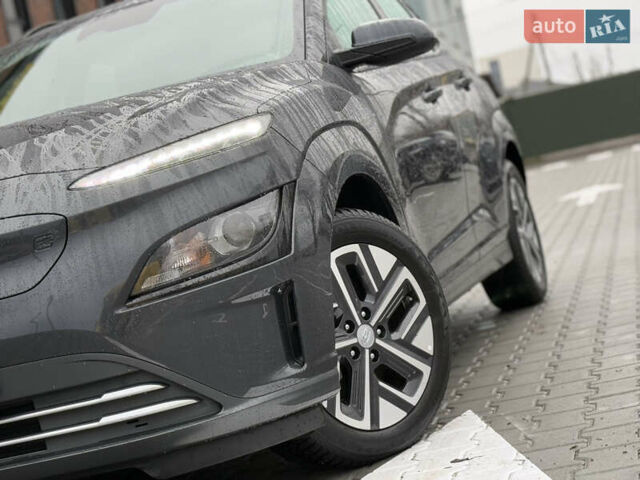 Серый Хендай Kona, объемом двигателя 0 л и пробегом 52 тыс. км за 17299 $, фото 4 на Automoto.ua