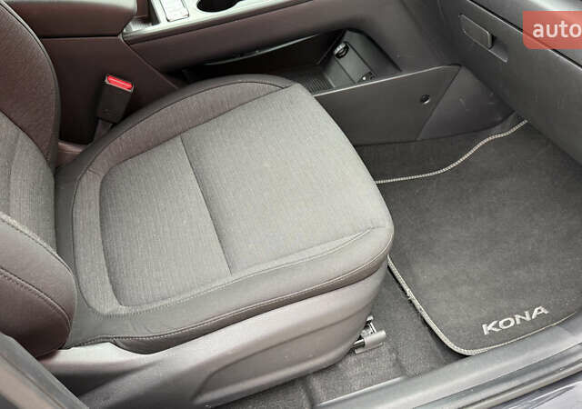 Серый Хендай Kona, объемом двигателя 0 л и пробегом 50 тыс. км за 18500 $, фото 59 на Automoto.ua