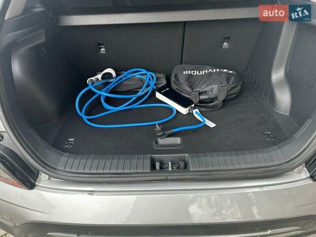 Серый Хендай Kona, объемом двигателя 0 л и пробегом 61 тыс. км за 17900 $, фото 25 на Automoto.ua