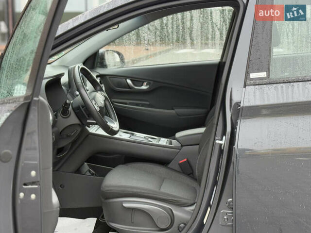 Серый Хендай Kona, объемом двигателя 0 л и пробегом 52 тыс. км за 17299 $, фото 40 на Automoto.ua