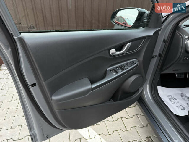 Сірий Хендай Kona, об'ємом двигуна 0 л та пробігом 88 тис. км за 17600 $, фото 17 на Automoto.ua