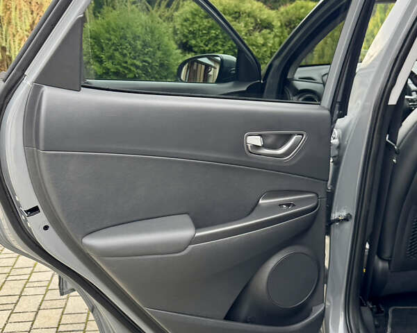 Серый Хендай Kona, объемом двигателя 0 л и пробегом 82 тыс. км за 17888 $, фото 50 на Automoto.ua