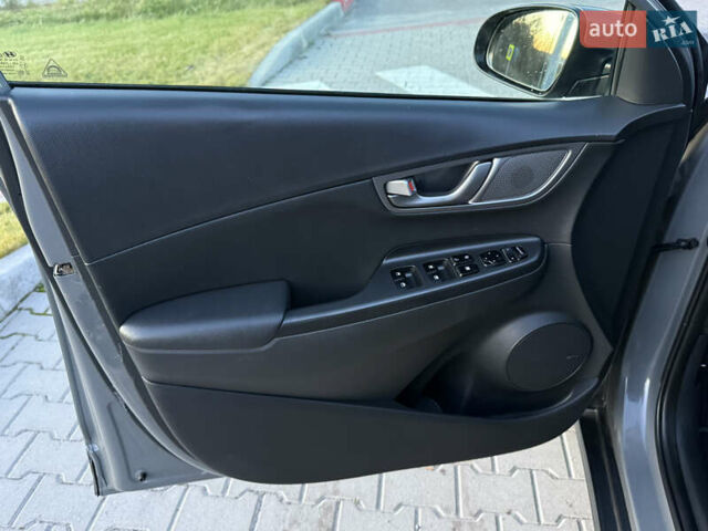 Серый Хендай Kona, объемом двигателя 0 л и пробегом 63 тыс. км за 18900 $, фото 16 на Automoto.ua