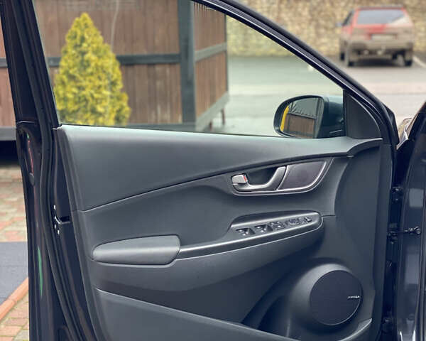 Серый Хендай Kona, объемом двигателя 0 л и пробегом 78 тыс. км за 17999 $, фото 28 на Automoto.ua