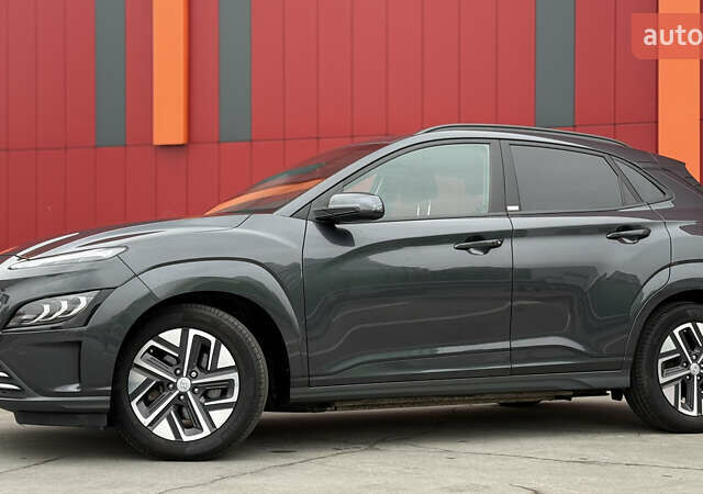 Серый Хендай Kona, объемом двигателя 0 л и пробегом 50 тыс. км за 18500 $, фото 3 на Automoto.ua