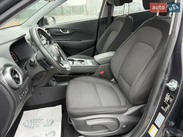 Серый Хендай Kona, объемом двигателя 0 л и пробегом 52 тыс. км за 17299 $, фото 43 на Automoto.ua