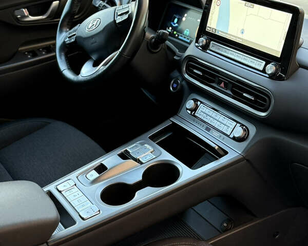 Серый Хендай Kona, объемом двигателя 0 л и пробегом 42 тыс. км за 17900 $, фото 29 на Automoto.ua