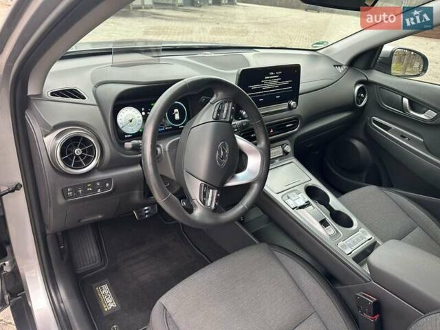 Серый Хендай Kona, объемом двигателя 0 л и пробегом 61 тыс. км за 17900 $, фото 19 на Automoto.ua