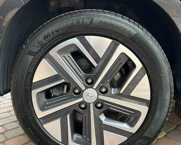 Серый Хендай Kona, объемом двигателя 0 л и пробегом 114 тыс. км за 19950 $, фото 11 на Automoto.ua